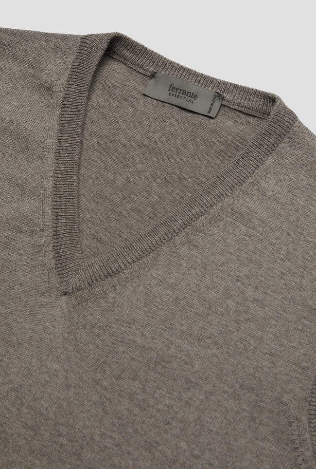 Gilet scollo a v in pura lana pettinata. ESSENTIAL - Ferrante | img vers.1300x/